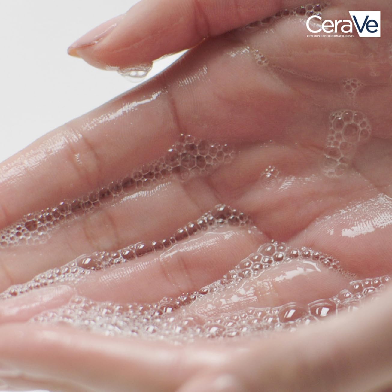 CeraVe Foaming Cleansing Gel, For Normal to Oily Skin, Removes Excess Oil and Dirt, Enriched with Essential Ceramides, Niacinamide and Hyaluronic Acid, Suitable for Face and Body